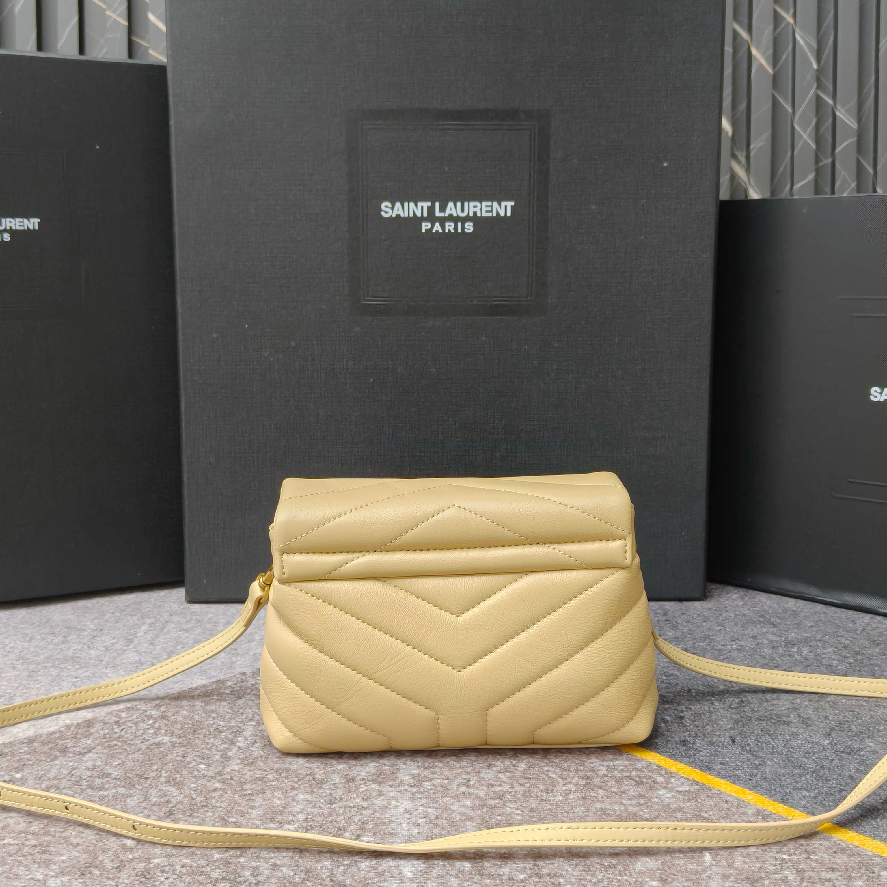 Loulou 20cm·杏色金扣 8801Y家经典爆款！最实用且百搭，意大利进口牛皮精心制作，手感超棒！