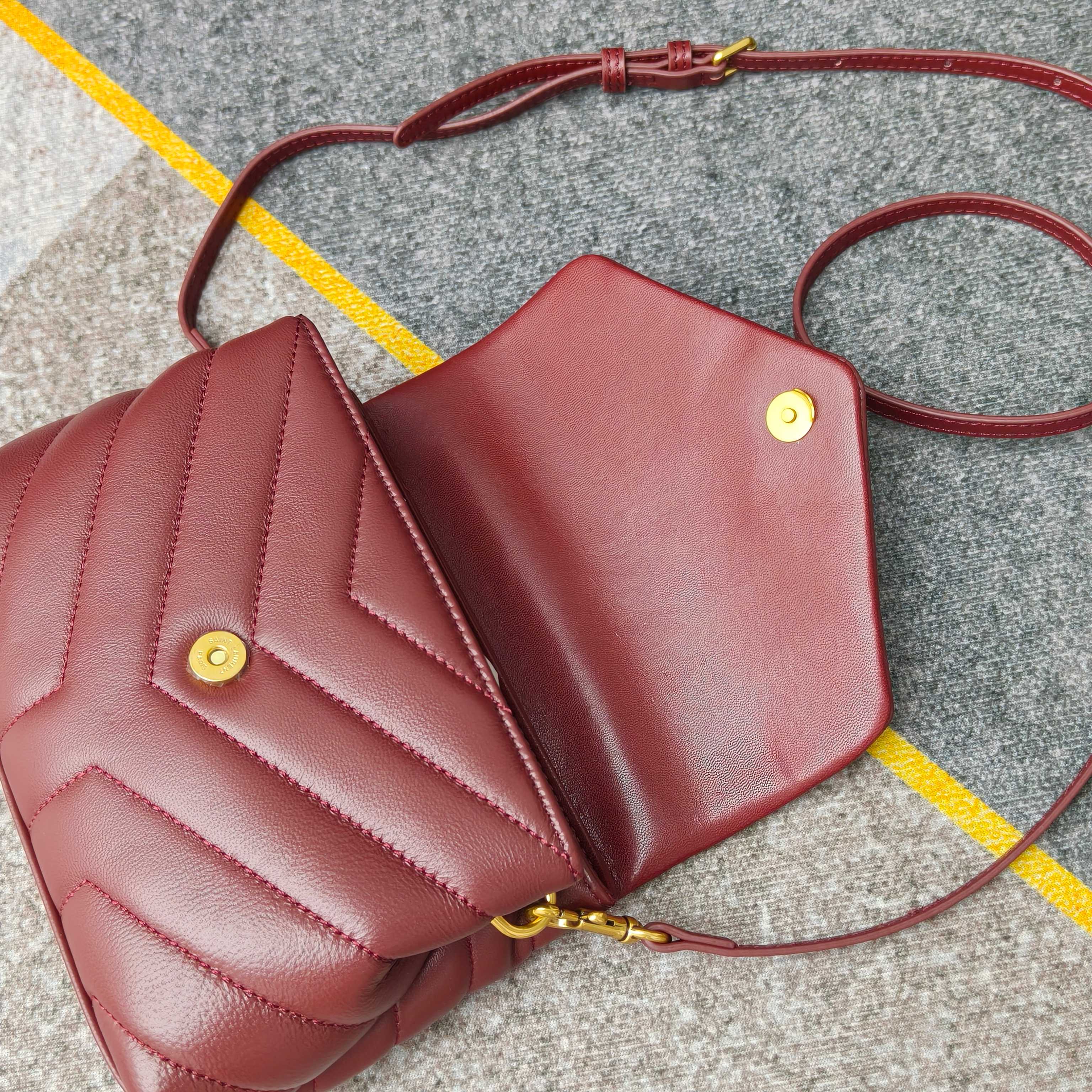 Loulou 20cm·酒红色金扣 8801Y家经典爆款！最实用且百搭，意大利进口牛皮精心制作，手感超棒