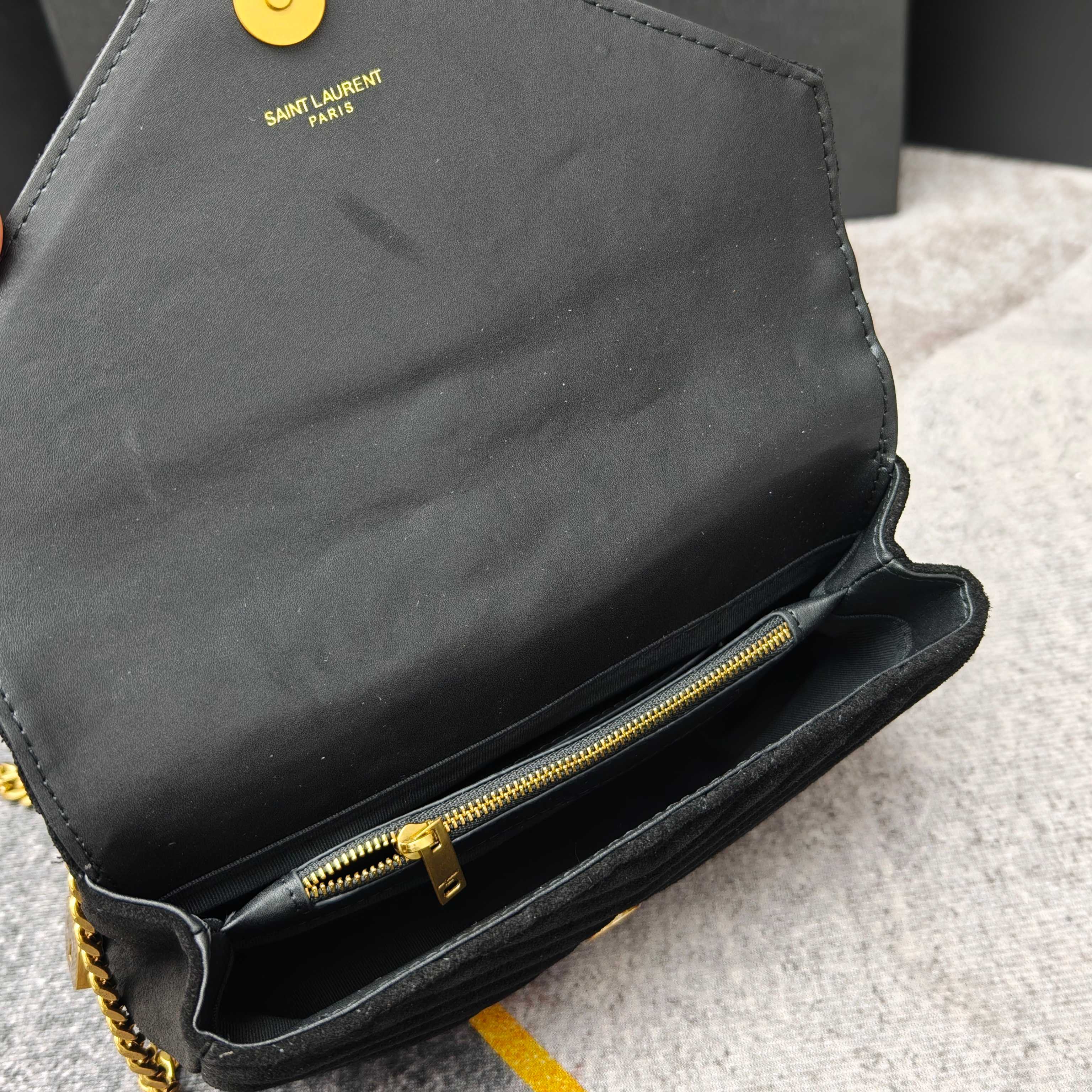 万年款邮差包反绒皮出货，火辣辣的劲爆款24Cm，街拍神器，众多明星好莱坞女神的首选款式，怎么搭都好看、怎