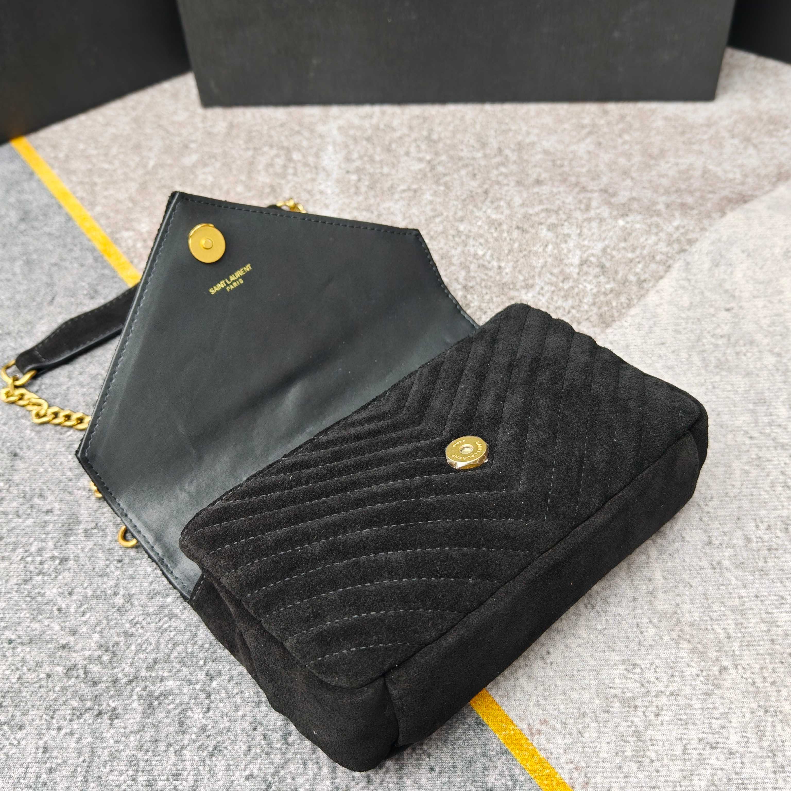 万年款邮差包反绒皮出货，火辣辣的劲爆款24Cm，街拍神器，众多明星好莱坞女神的首选款式，怎么搭都好看、怎