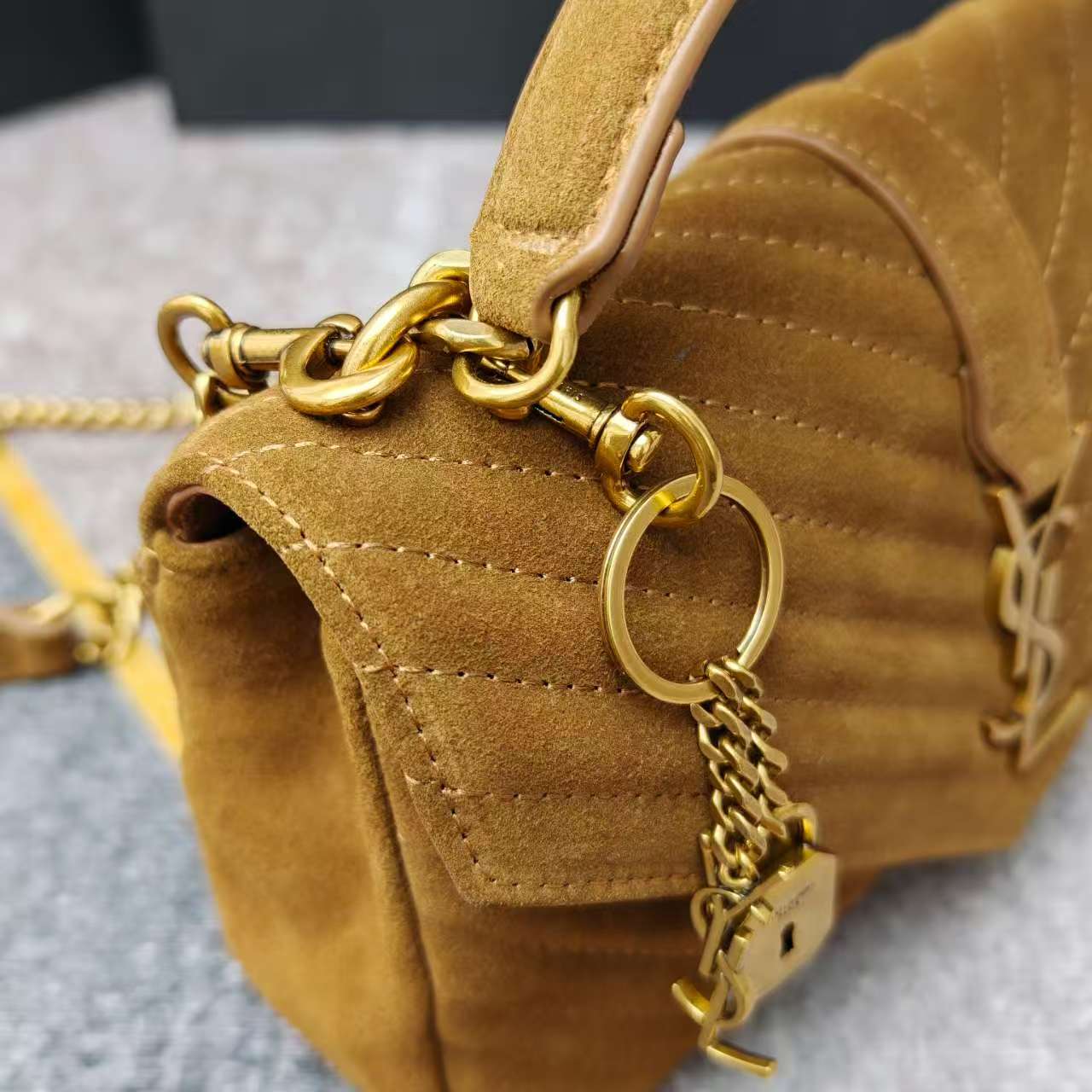 万年款邮差包反绒皮出货，火辣辣的劲爆款24Cm，街拍神器，众多明星好莱坞女神的首选款式，怎么搭都好看、怎