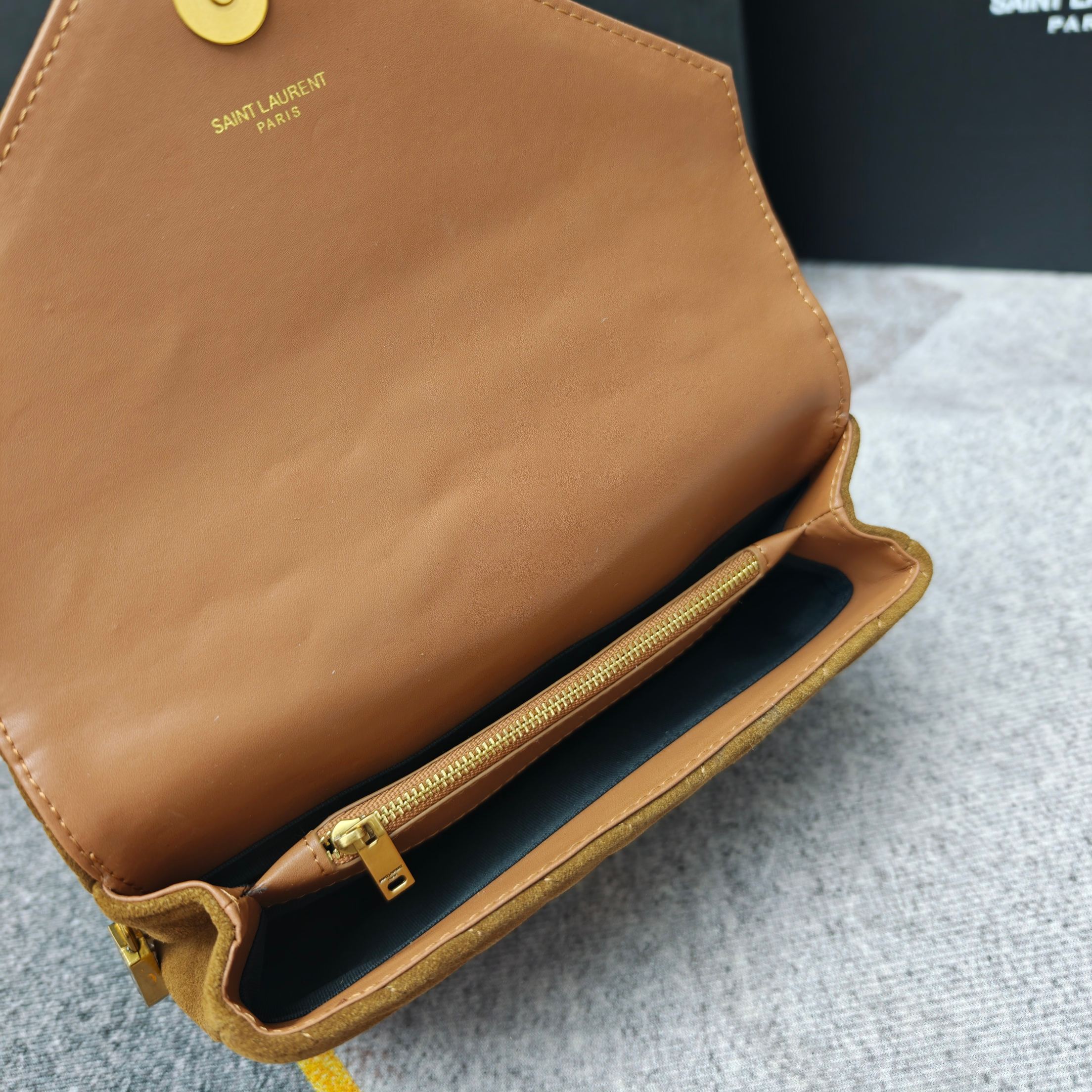万年款邮差包反绒皮出货，火辣辣的劲爆款24Cm，街拍神器，众多明星好莱坞女神的首选款式，怎么搭都好看、怎