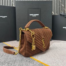 万年款邮差包反绒皮出货,火辣辣的劲爆款24Cm,街拍神器,众多明星好莱坞女神的首选款式,怎么搭都好看、怎 万年款邮差包反绒皮出货,火辣辣的劲爆款24Cm,街拍神器,众多明星好莱坞女神的首选款式,怎么搭都好看、怎
