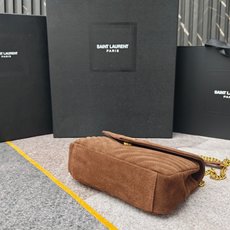 万年款邮差包反绒皮出货,火辣辣的劲爆款24Cm,街拍神器,众多明星好莱坞女神的首选款式,怎么搭都好看、怎 万年款邮差包反绒皮出货,火辣辣的劲爆款24Cm,街拍神器,众多明星好莱坞女神的首选款式,怎么搭都好看、怎
