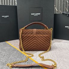 万年款邮差包反绒皮出货,火辣辣的劲爆款24Cm,街拍神器,众多明星好莱坞女神的首选款式,怎么搭都好看、怎 万年款邮差包反绒皮出货,火辣辣的劲爆款24Cm,街拍神器,众多明星好莱坞女神的首选款式,怎么搭都好看、怎