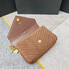 万年款邮差包反绒皮出货,火辣辣的劲爆款24Cm,街拍神器,众多明星好莱坞女神的首选款式,怎么搭都好看、怎 万年款邮差包反绒皮出货,火辣辣的劲爆款24Cm,街拍神器,众多明星好莱坞女神的首选款式,怎么搭都好看、怎