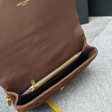 万年款邮差包反绒皮出货,火辣辣的劲爆款24Cm,街拍神器,众多明星好莱坞女神的首选款式,怎么搭都好看、怎 万年款邮差包反绒皮出货,火辣辣的劲爆款24Cm,街拍神器,众多明星好莱坞女神的首选款式,怎么搭都好看、怎