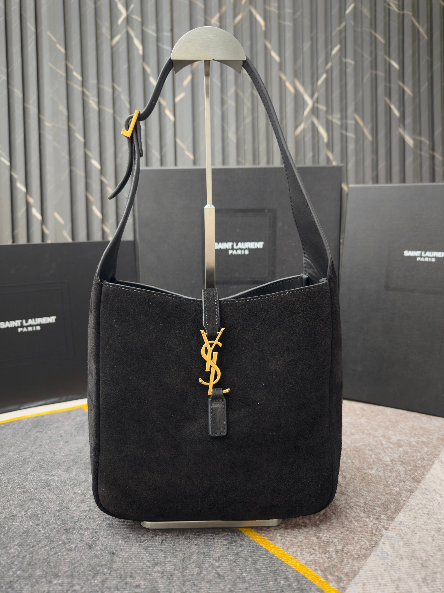 、7001-黑色中号磨砂头层牛皮，LE 5A7腋下包♡ 今年大火的中古款腋下包 一直很受欢迎 全皮细腻光