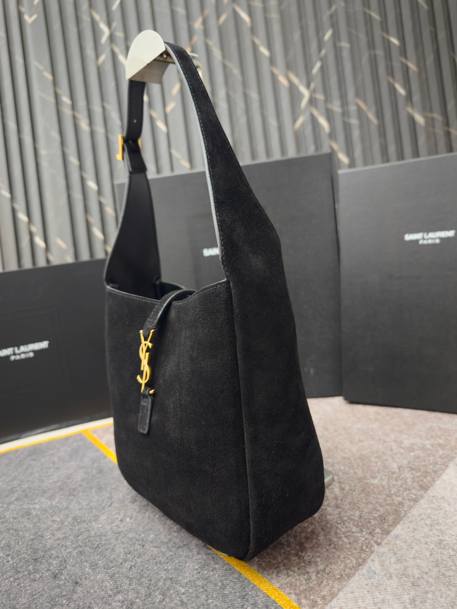 、7001-黑色中号磨砂头层牛皮，LE 5A7腋下包♡ 今年大火的中古款腋下包 一直很受欢迎 全皮细腻光