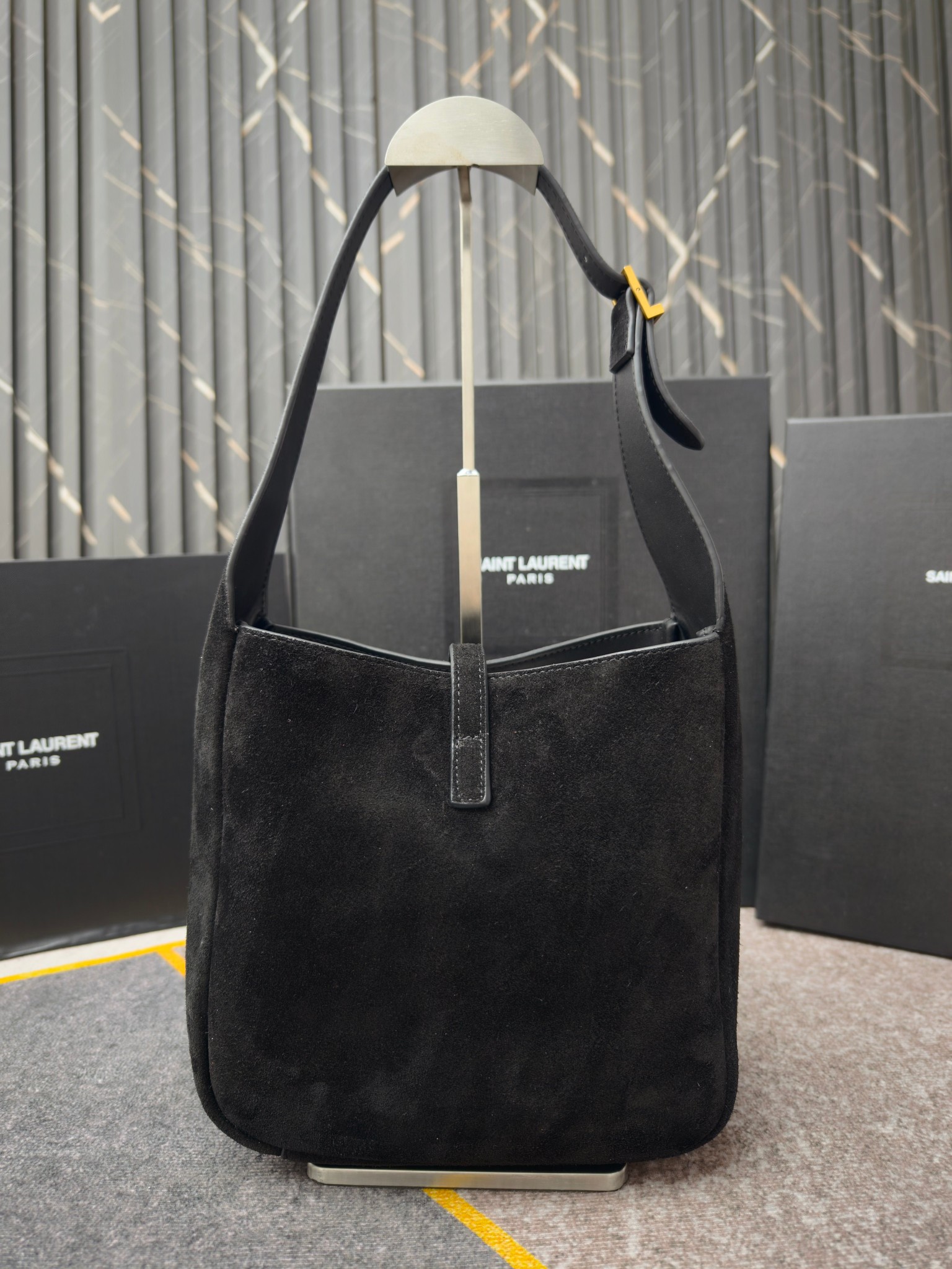 、7001-黑色中号磨砂头层牛皮，LE 5A7腋下包♡ 今年大火的中古款腋下包 一直很受欢迎 全皮细腻光