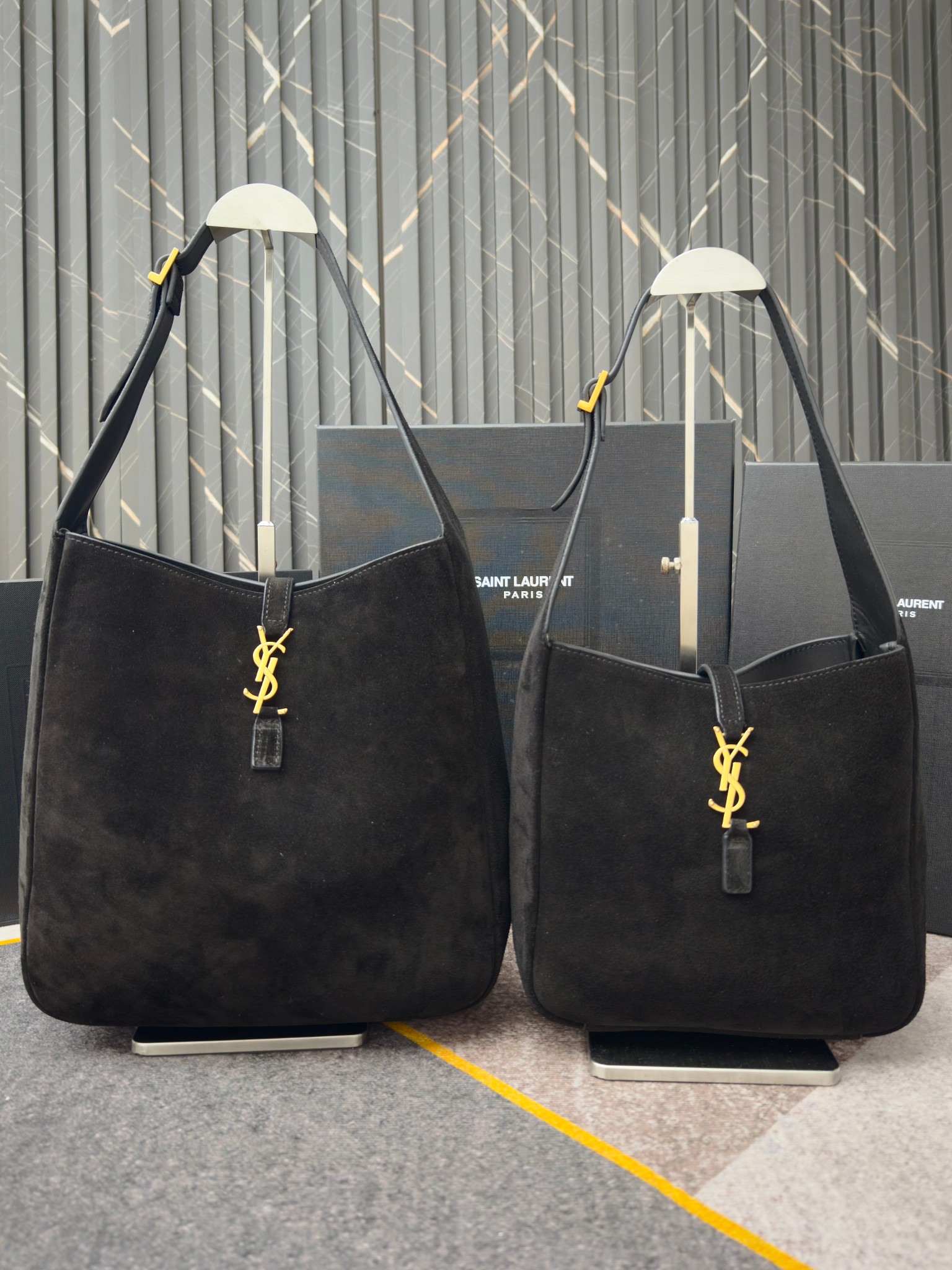 、7001-黑色中号磨砂头层牛皮，LE 5A7腋下包♡ 今年大火的中古款腋下包 一直很受欢迎 全皮细腻光