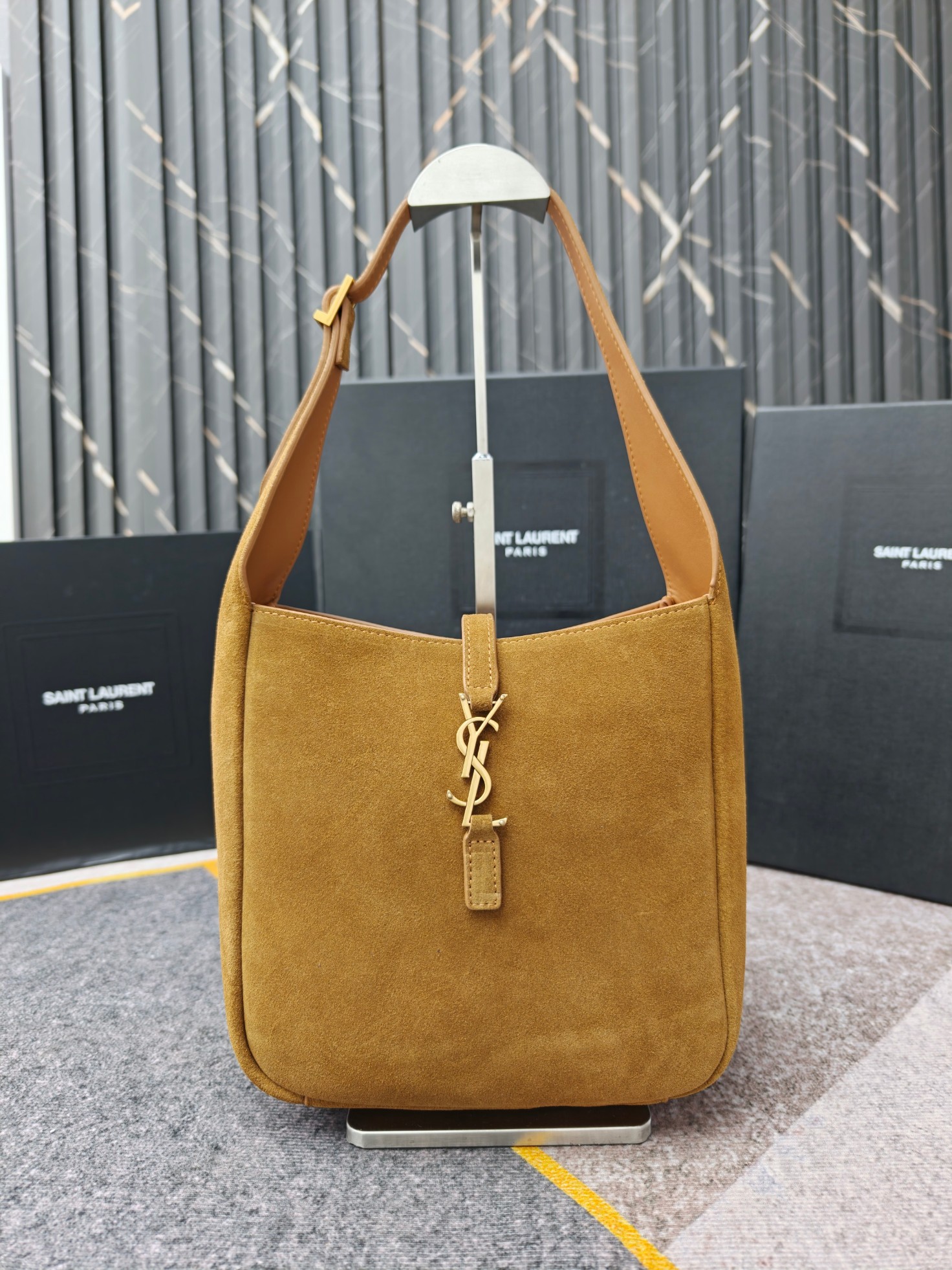 、7001-棕色中号磨砂头层牛皮，LE 5A7腋下包♡ 今年大火的中古款腋下包 一直很受欢迎 全皮细腻光