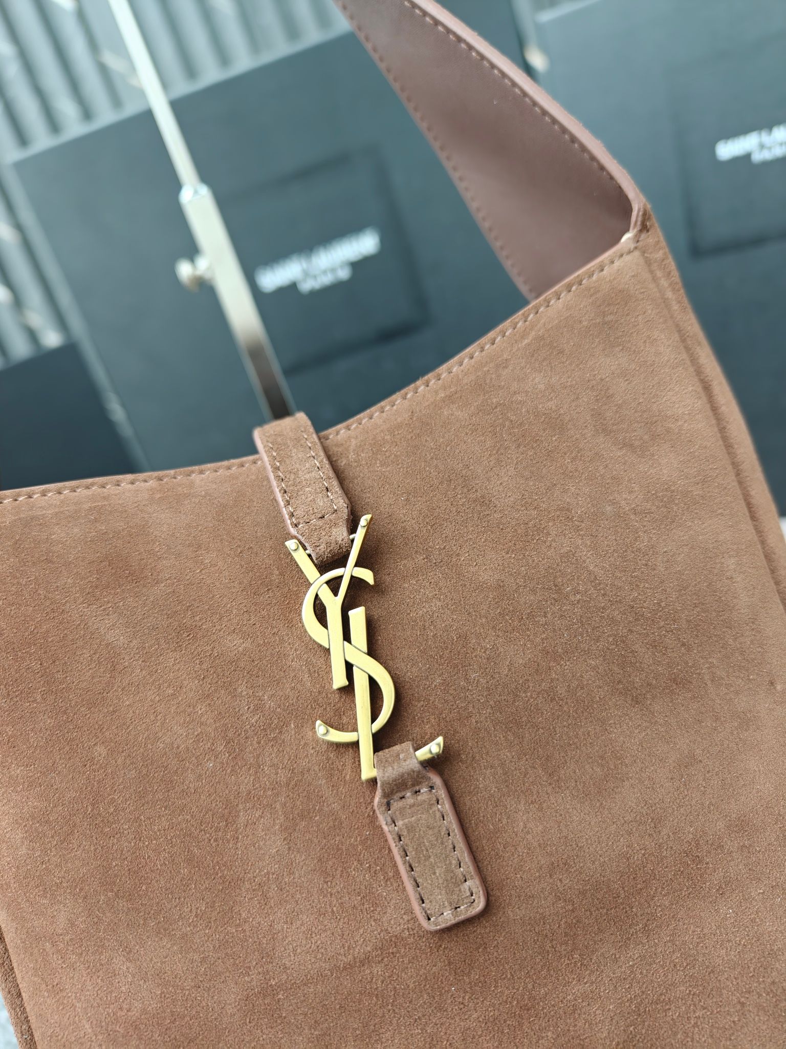 、7001-咖啡色中号磨砂头层牛皮，LE 5A7腋下包♡ 今年大火的中古款腋下包 一直很受欢迎 全皮细腻