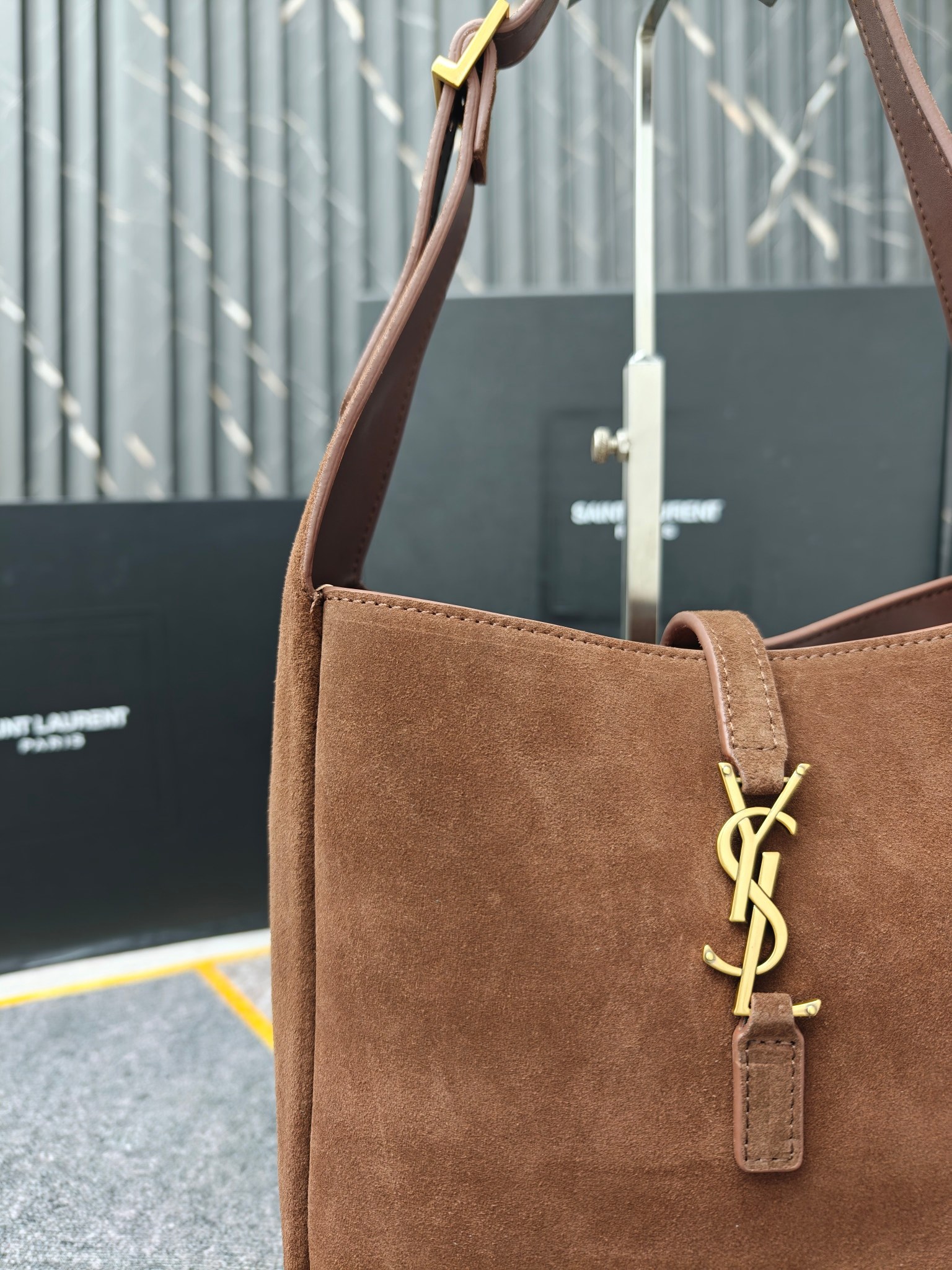 、7001-咖啡色中号磨砂头层牛皮，LE 5A7腋下包♡ 今年大火的中古款腋下包 一直很受欢迎 全皮细腻
