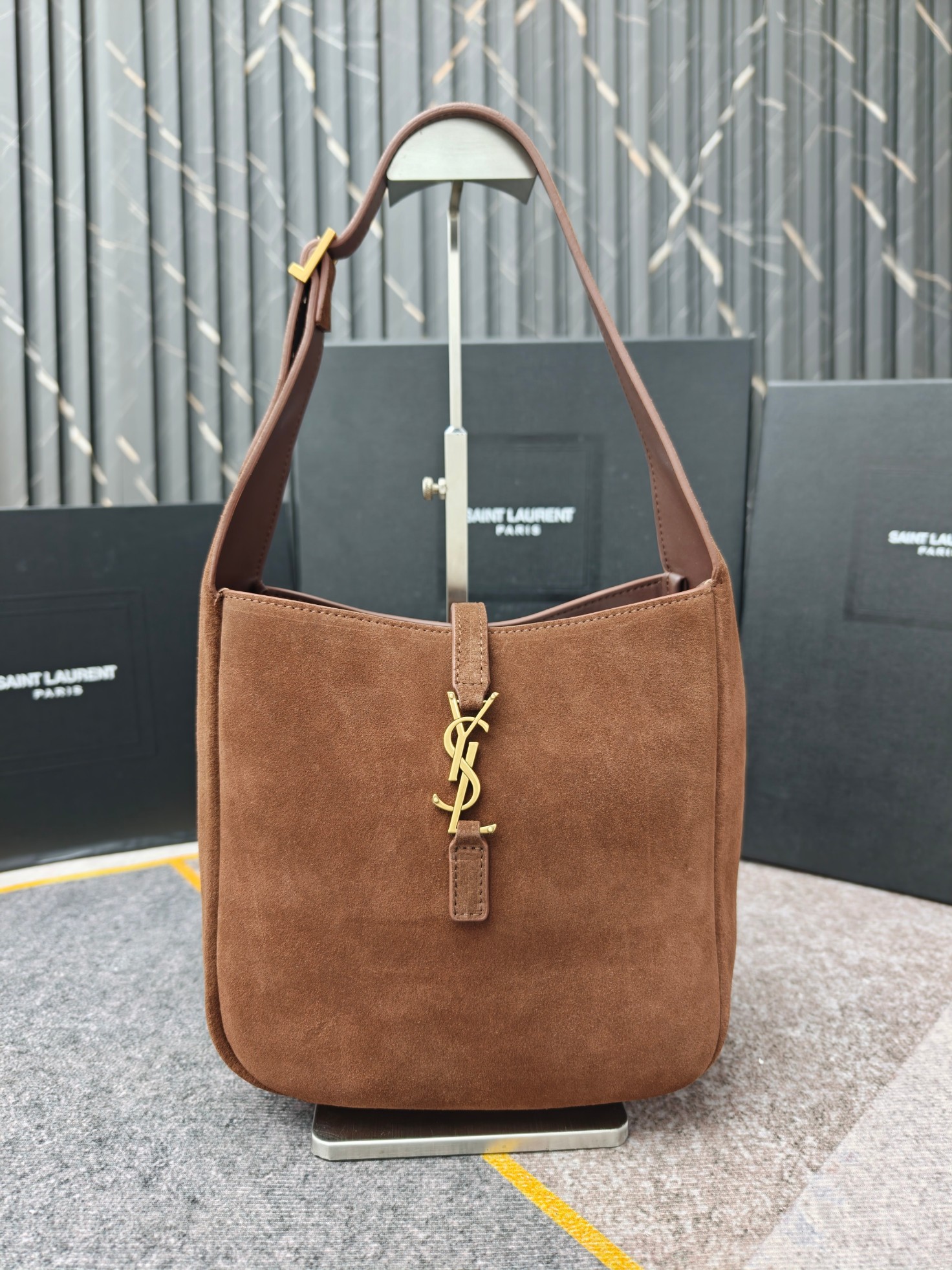 、7001-咖啡色中号磨砂头层牛皮，LE 5A7腋下包♡ 今年大火的中古款腋下包 一直很受欢迎 全皮细腻