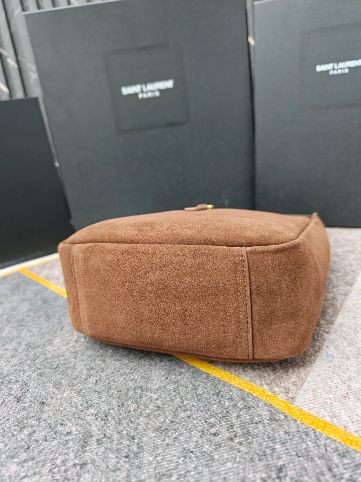 、7001-咖啡色中号磨砂头层牛皮，LE 5A7腋下包♡ 今年大火的中古款腋下包 一直很受欢迎 全皮细腻