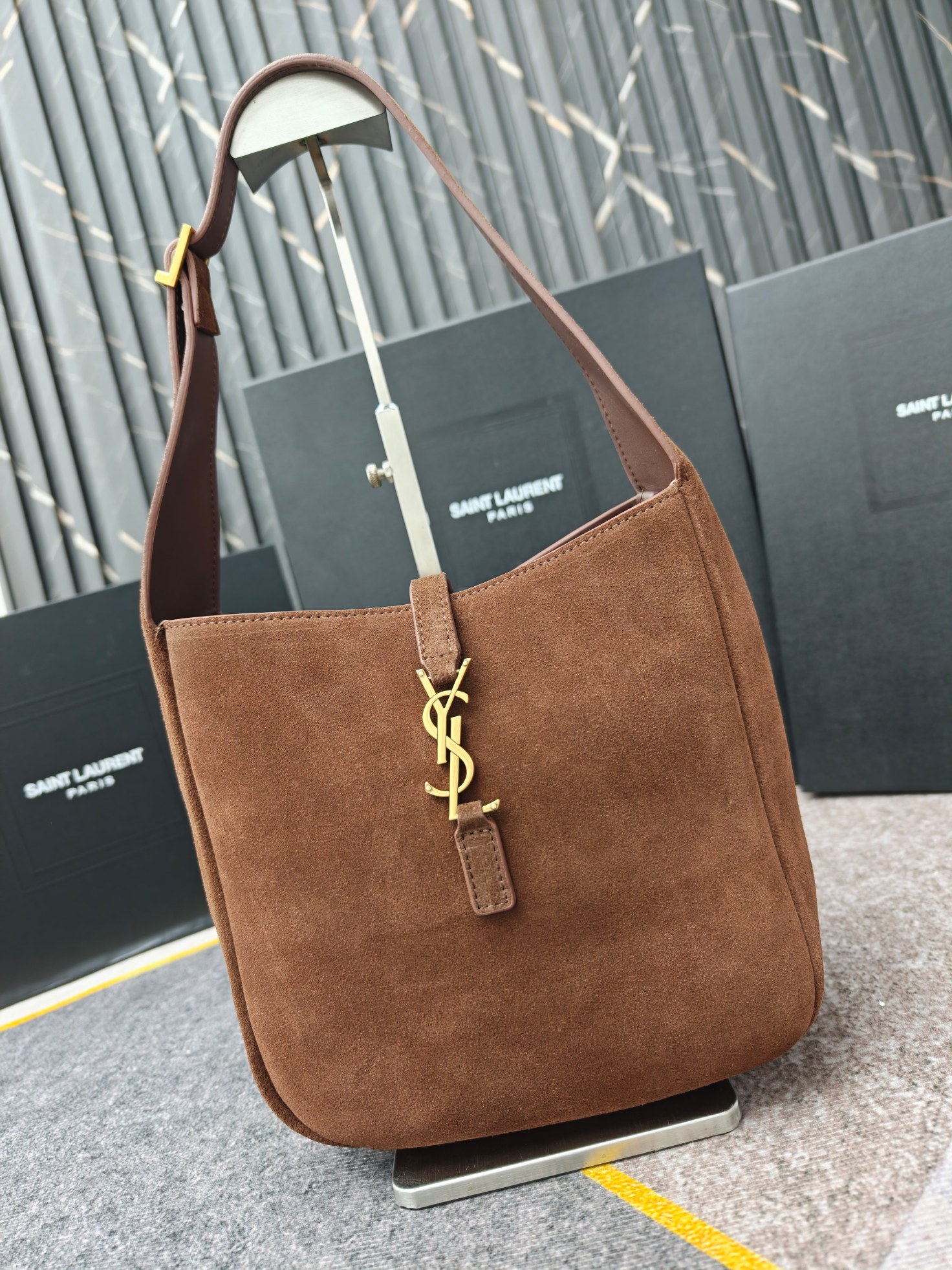 、7001-咖啡色中号磨砂头层牛皮，LE 5A7腋下包♡ 今年大火的中古款腋下包 一直很受欢迎 全皮细腻