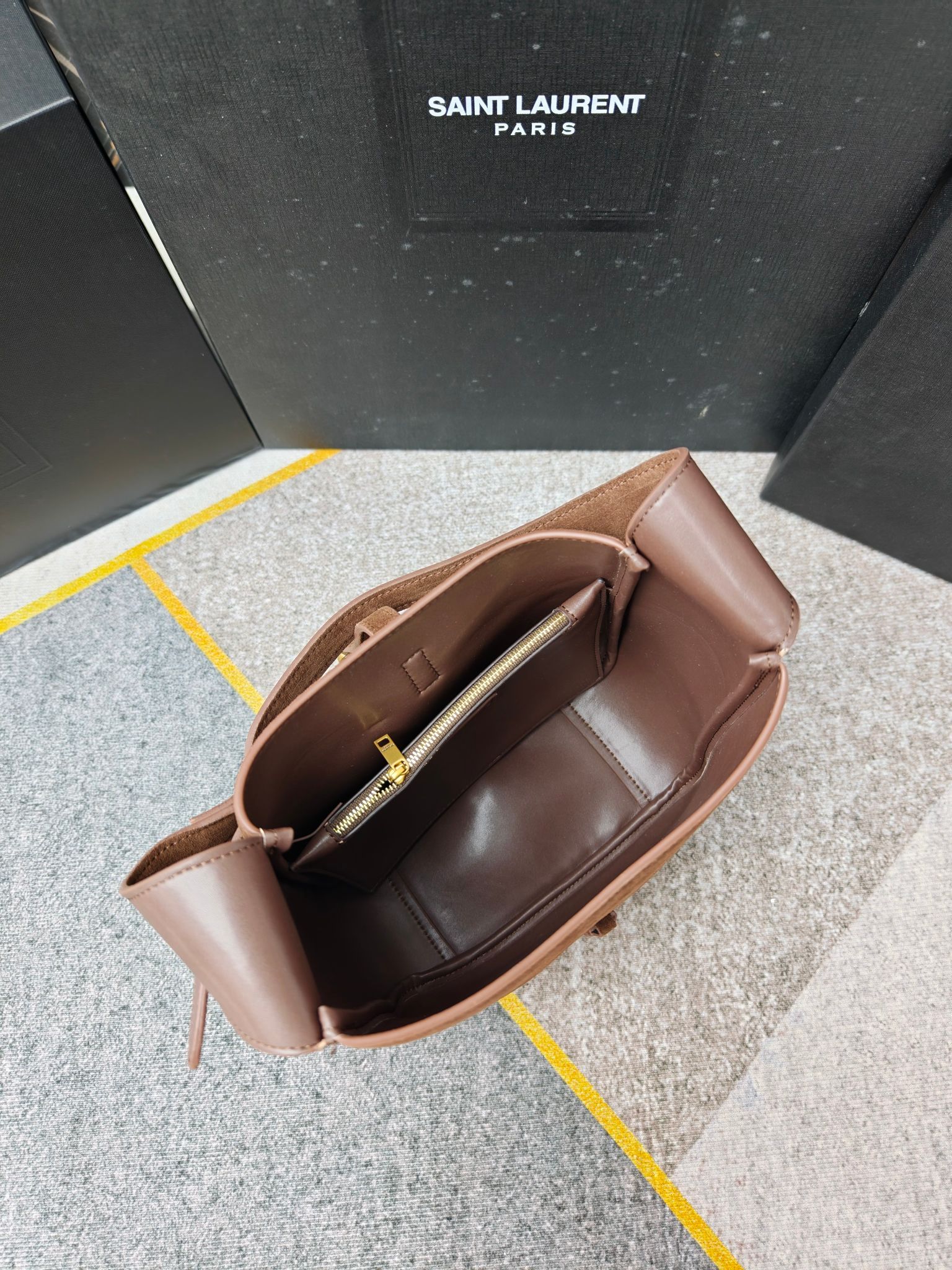 、7001-咖啡色中号磨砂头层牛皮，LE 5A7腋下包♡ 今年大火的中古款腋下包 一直很受欢迎 全皮细腻