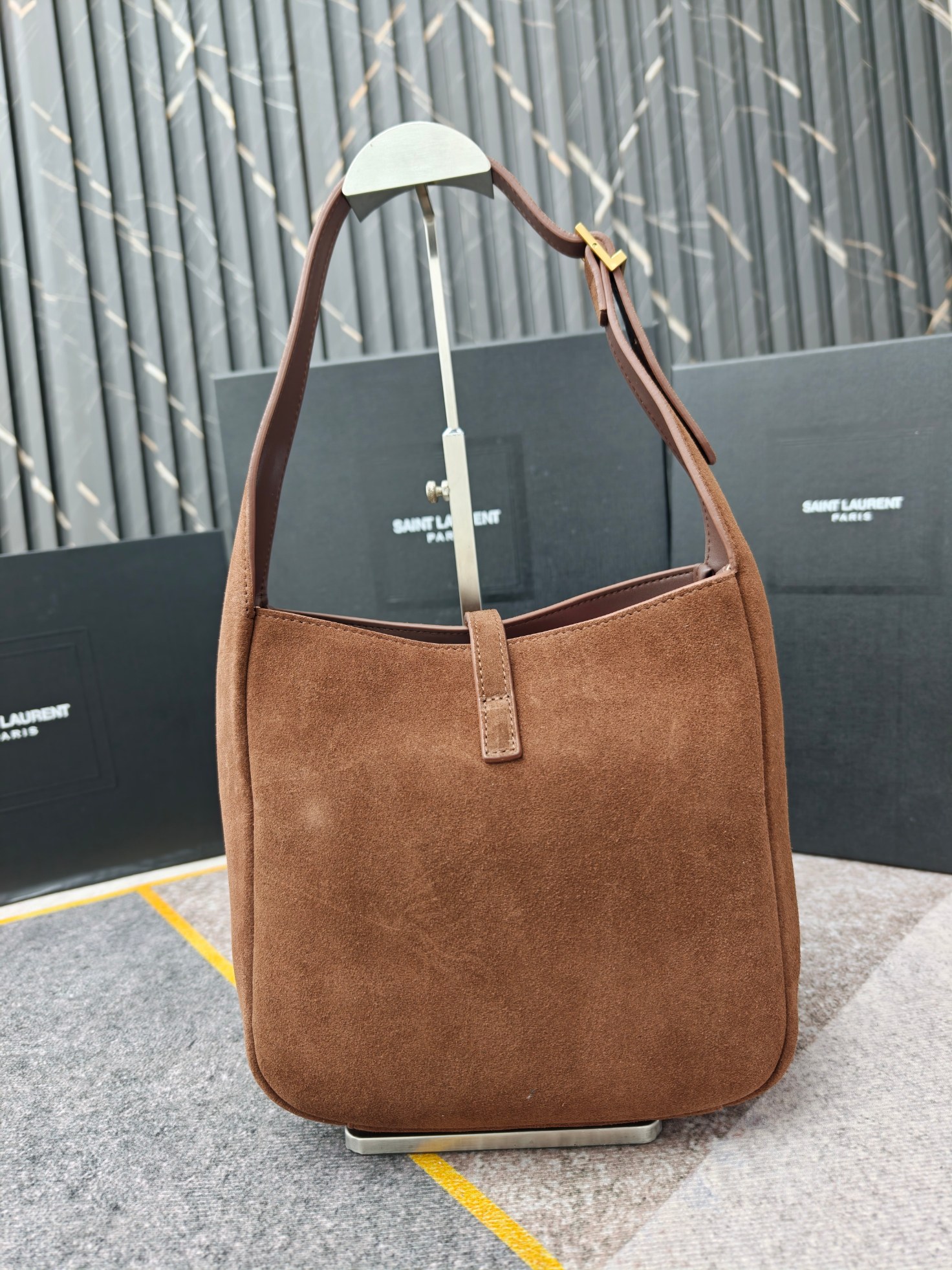 、7001-咖啡色中号磨砂头层牛皮，LE 5A7腋下包♡ 今年大火的中古款腋下包 一直很受欢迎 全皮细腻