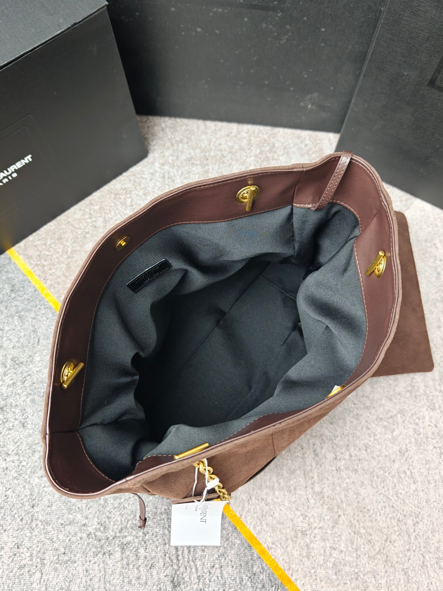 咖啡色磨砂Jamie 4.3 Large POCHON_福袋水桶包抽绳设计让手袋呈现出自然高级的褶皱感 