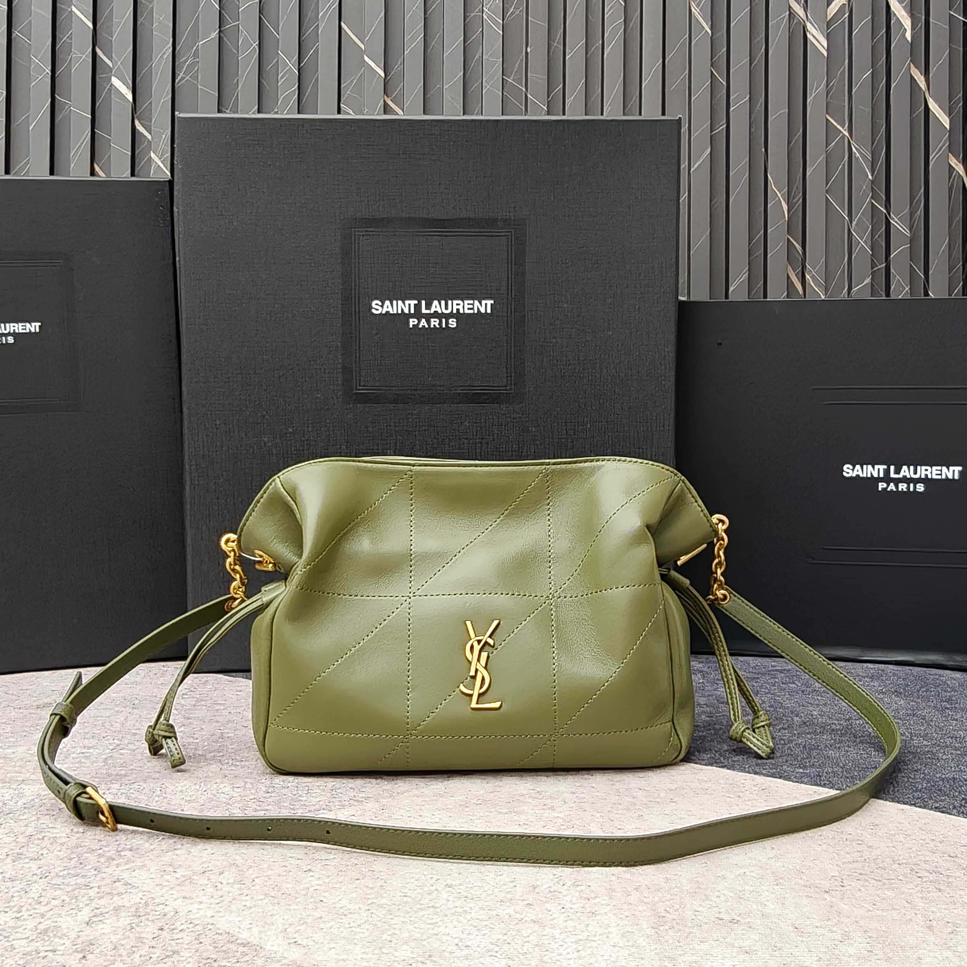 款号5008军绿色福袋小号意大利进口柔软小羊皮 抽绳设计让手袋呈现出自然高级的褶皱感 金属链条和包身上的