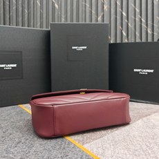 酒红色6009·29cm新款LouLou手感柔软,配有可拆卸卡包和袖珍化妆镜,搭配滑动式链条、可肩背可斜 酒红色6009·29cm新款LouLou手感柔软,配有可拆卸卡包和袖珍化妆镜,搭配滑动式链条、可肩背可斜