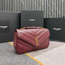 酒红色6009·29cm新款LouLou手感柔软,配有可拆卸卡包和袖珍化妆镜,搭配滑动式链条、可肩背可斜 酒红色6009·29cm新款LouLou手感柔软,配有可拆卸卡包和袖珍化妆镜,搭配滑动式链条、可肩背可斜