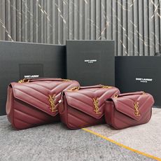 酒红色6009·29cm新款LouLou手感柔软,配有可拆卸卡包和袖珍化妆镜,搭配滑动式链条、可肩背可斜 酒红色6009·29cm新款LouLou手感柔软,配有可拆卸卡包和袖珍化妆镜,搭配滑动式链条、可肩背可斜