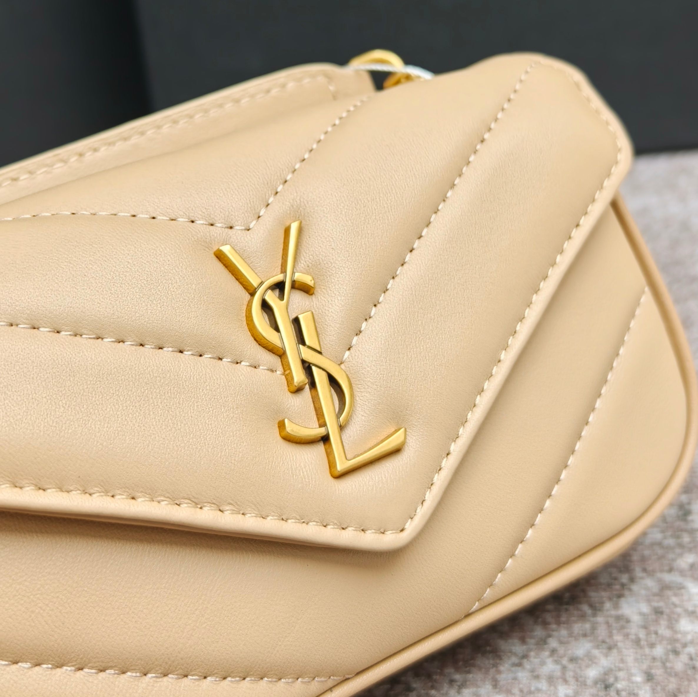 6007杏色早春新款𝗟𝗼𝘂𝗟𝗼信封式手袋，很有光泽感，饰以人字纹绗缝明缝线。轻便设计，配有可拆卸卡包，搭