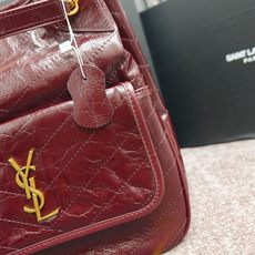 5006Niki复古油蜡小牛皮购物袋 延续Niki风格采用抓皱油腊牛皮logo,这款轻便实用的手提袋配有 5006Niki复古油蜡小牛皮购物袋 延续Niki风格采用抓皱油腊牛皮logo,这款轻便实用的手提袋配有