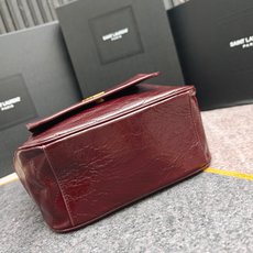 5006Niki复古油蜡小牛皮购物袋 延续Niki风格采用抓皱油腊牛皮logo,这款轻便实用的手提袋配有 5006Niki复古油蜡小牛皮购物袋 延续Niki风格采用抓皱油腊牛皮logo,这款轻便实用的手提袋配有
