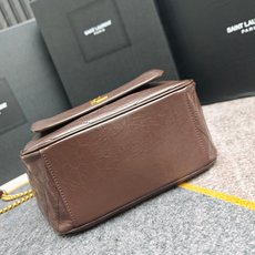 5006Niki复古油蜡小牛皮购物袋 延续Niki风格采用抓皱油腊牛皮logo,这款轻便实用的手提袋配有 5006Niki复古油蜡小牛皮购物袋 延续Niki风格采用抓皱油腊牛皮logo,这款轻便实用的手提袋配有