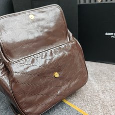 5006Niki复古油蜡小牛皮购物袋 延续Niki风格采用抓皱油腊牛皮logo,这款轻便实用的手提袋配有 5006Niki复古油蜡小牛皮购物袋 延续Niki风格采用抓皱油腊牛皮logo,这款轻便实用的手提袋配有