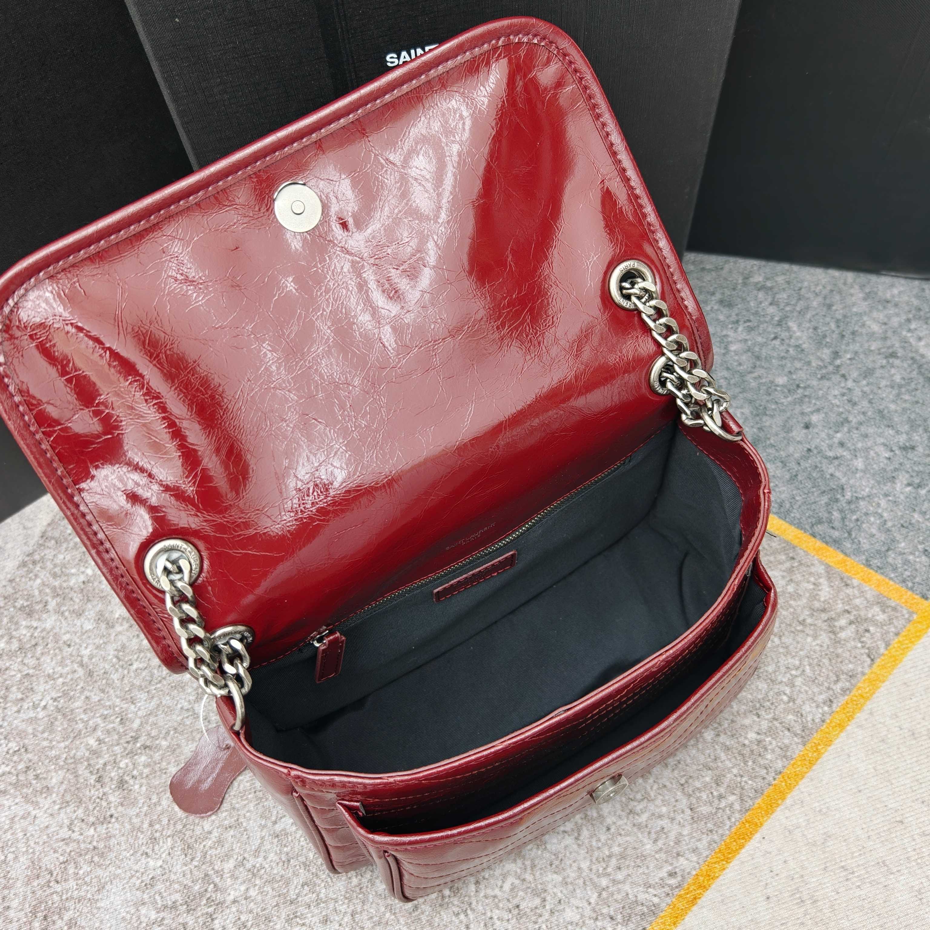 8858，酒红色大号28 cm 史上最火爆的NIKI ，新版本增加了D扣，承重能力加倍！轻巧大气！主要是