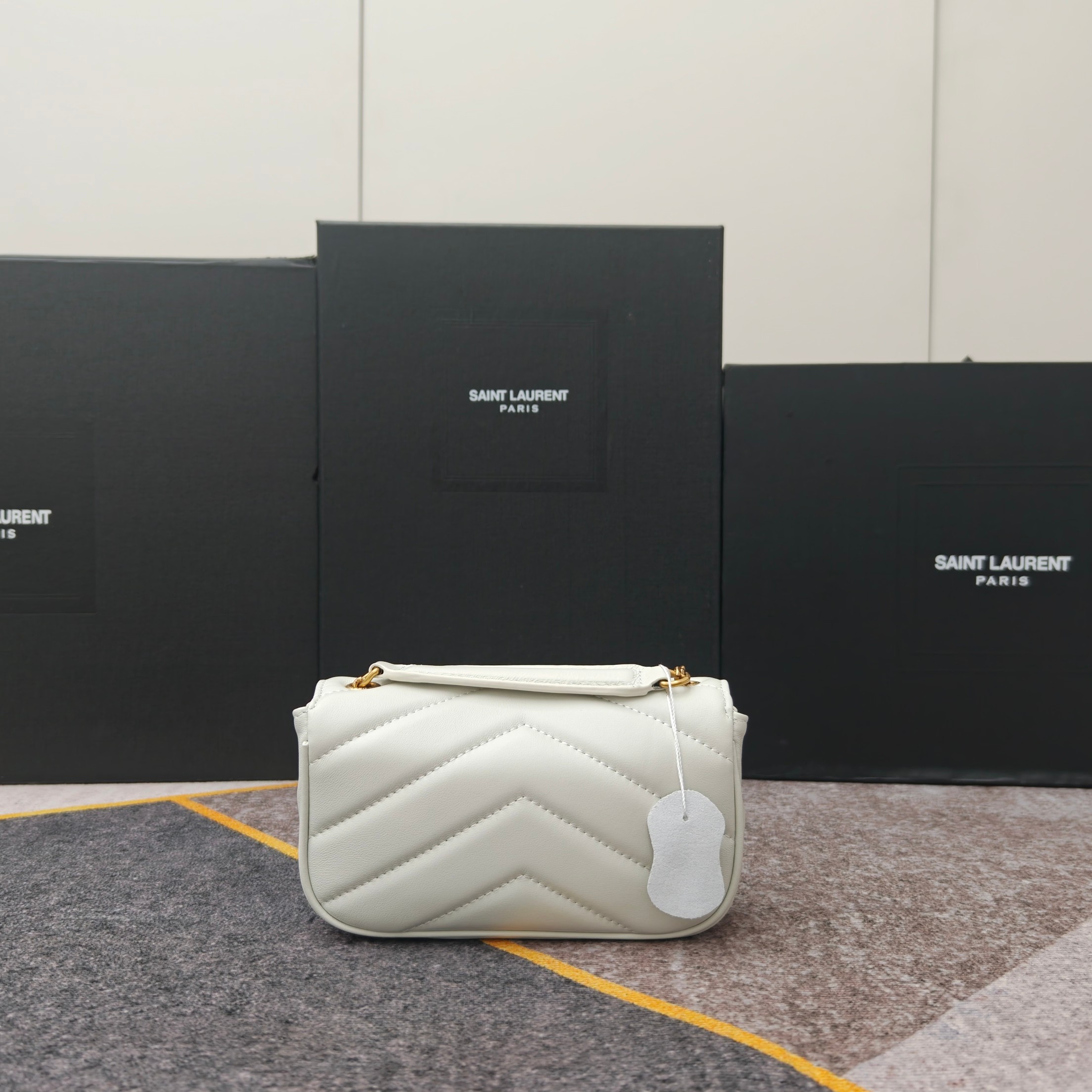 6007白色金扣早春新款𝗟𝗼𝘂𝗟𝗼信封式手袋，很有光泽感，饰以人字纹绗缝明缝线。轻便设计，配有可拆卸卡包