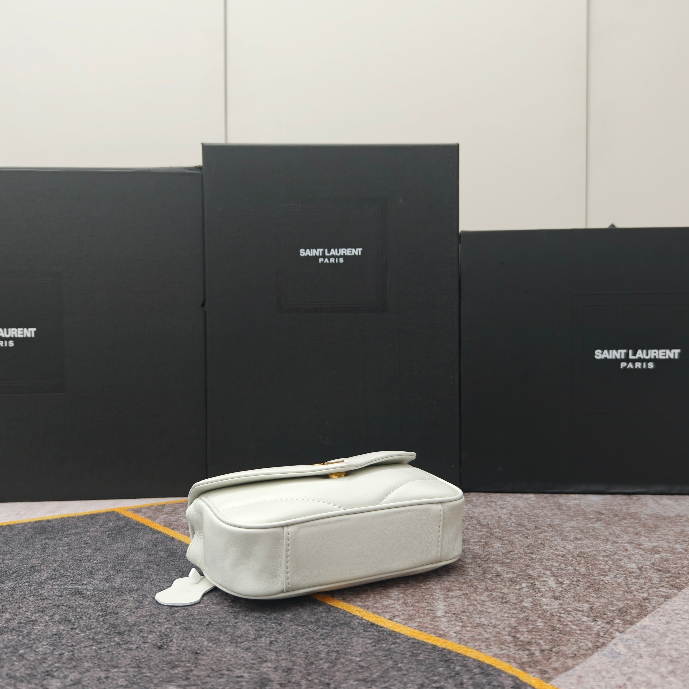 6007白色金扣早春新款𝗟𝗼𝘂𝗟𝗼信封式手袋，很有光泽感，饰以人字纹绗缝明缝线。轻便设计，配有可拆卸卡包