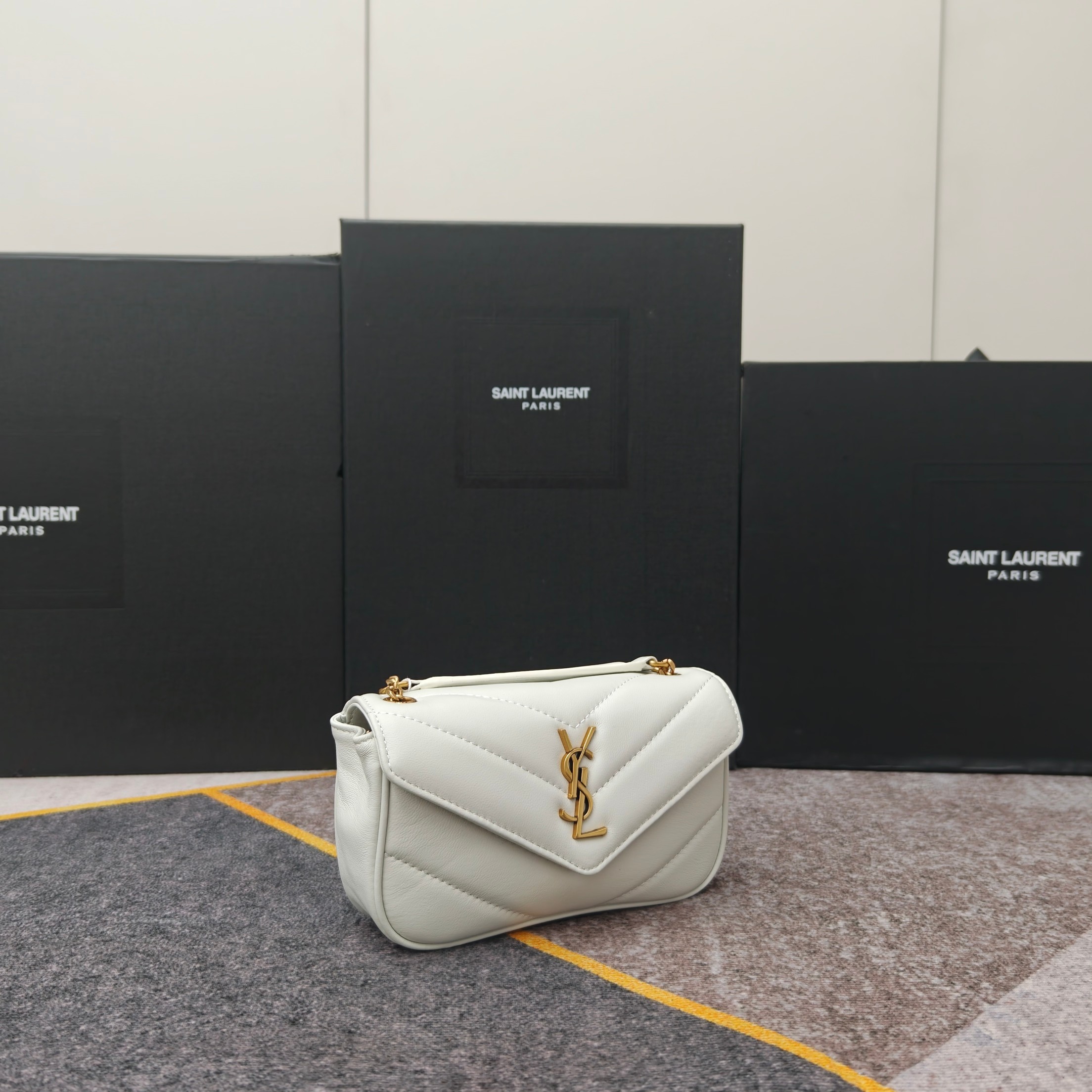 6007白色金扣早春新款𝗟𝗼𝘂𝗟𝗼信封式手袋，很有光泽感，饰以人字纹绗缝明缝线。轻便设计，配有可拆卸卡包