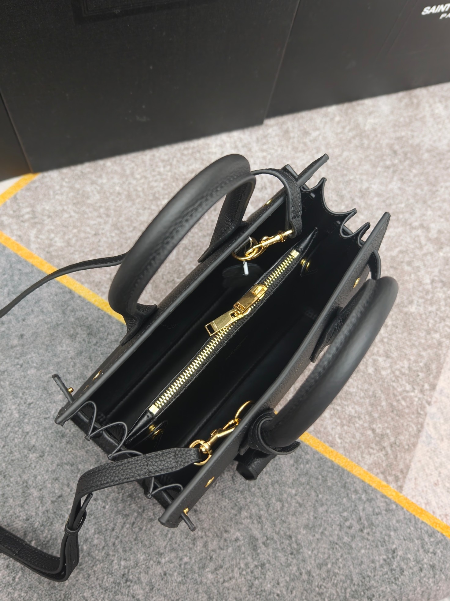 风琴包荔枝纹26cm_黑色 最优雅的风琴包系列sac de jour,永远的经典不过时,精湛的鳄鱼纹压花,纹路清晰而且光 风琴包荔枝纹26cm_黑色 最优雅的风琴包系列sac de jour,永远的经典不过时,精湛的鳄鱼纹压花,纹路清晰而且光