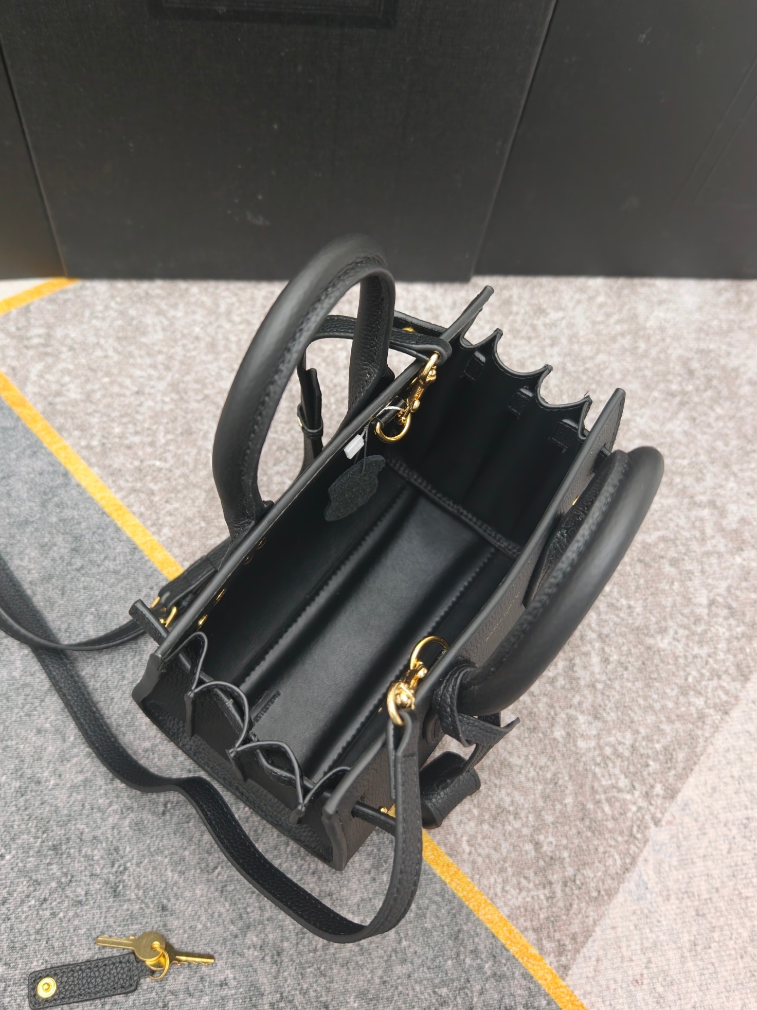 风琴包黑色荔枝纹22cm_ 最优雅的风琴包系列sac de jour，永远的经典不过时，精湛的鳄鱼纹压花，纹路清晰而且光