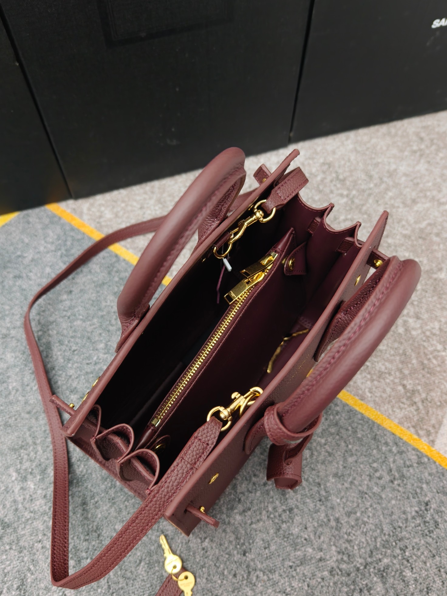 风琴包荔枝纹26cm_酒红色 最优雅的风琴包系列sac de jour,永远的经典不过时,精湛的鳄鱼纹压花,纹路清晰而且 风琴包荔枝纹26cm_酒红色 最优雅的风琴包系列sac de jour,永远的经典不过时,精湛的鳄鱼纹压花,纹路清晰而且