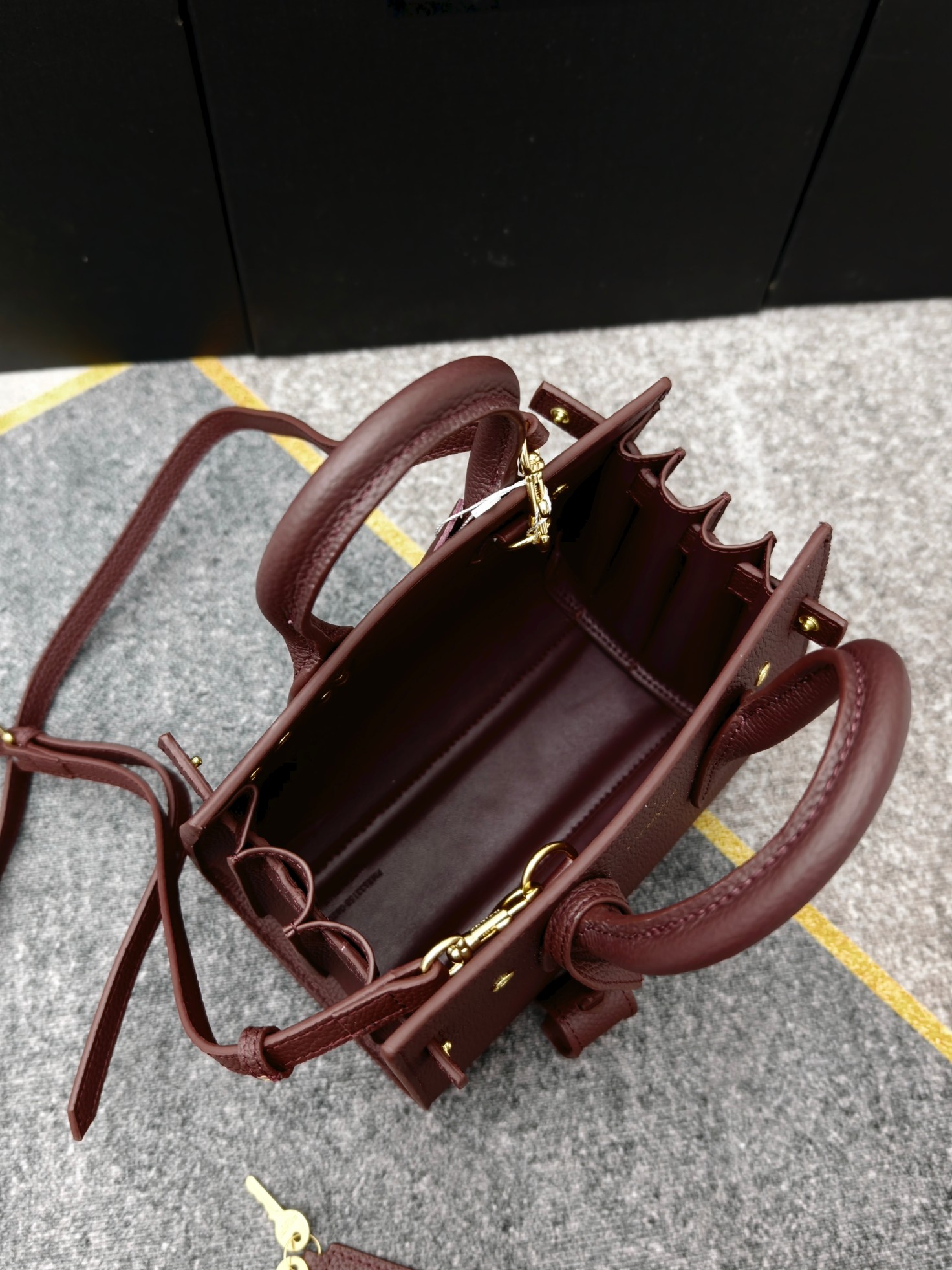 风琴包酒红色荔枝纹22cm_ 最优雅的风琴包系列sac de jour，永远的经典不过时，精湛的鳄鱼纹压花，纹路清晰而且