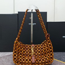2020棕色LE 5A7腋下木珠编织包 每一颗圆润木珠都带着原木的温感,手工串连成会“呼吸”的包身,把森林的大自然气息背 2020棕色LE 5A7腋下木珠编织包 每一颗圆润木珠都带着原木的温感,手工串连成会“呼吸”的包身,把森林的大自然气息背