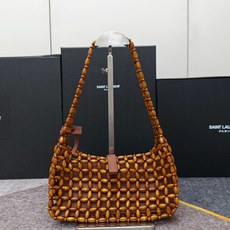 2020棕色LE 5A7腋下木珠编织包 每一颗圆润木珠都带着原木的温感,手工串连成会“呼吸”的包身,把森林的大自然气息背 2020棕色LE 5A7腋下木珠编织包 每一颗圆润木珠都带着原木的温感,手工串连成会“呼吸”的包身,把森林的大自然气息背