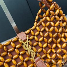 2020棕色LE 5A7腋下木珠编织包 每一颗圆润木珠都带着原木的温感,手工串连成会“呼吸”的包身,把森林的大自然气息背 2020棕色LE 5A7腋下木珠编织包 每一颗圆润木珠都带着原木的温感,手工串连成会“呼吸”的包身,把森林的大自然气息背