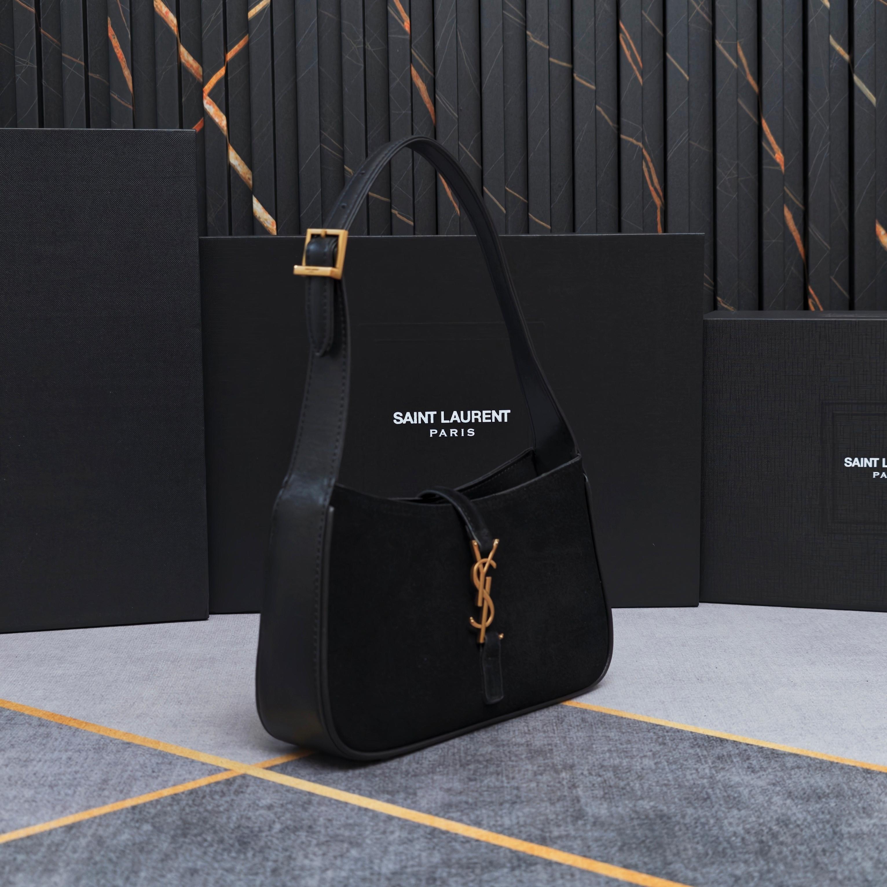 -磨砂黑色下包Le5A7 Bag 强推▪️今年的宝藏包包之一!极简外形+金属logo 扣开合设计 可调节肩带 简洁唯美且 -磨砂黑色下包Le5A7 Bag 强推▪️今年的宝藏包包之一!极简外形+金属logo 扣开合设计 可调节肩带 简洁唯美且
