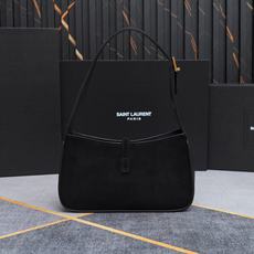 -磨砂黑色下包Le5A7 Bag 强推▪️今年的宝藏包包之一!极简外形+金属logo 扣开合设计 可调节肩带 简洁唯美且 -磨砂黑色下包Le5A7 Bag 强推▪️今年的宝藏包包之一!极简外形+金属logo 扣开合设计 可调节肩带 简洁唯美且