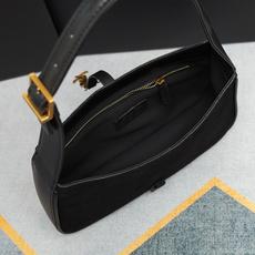 -磨砂黑色下包Le5A7 Bag 强推▪️今年的宝藏包包之一!极简外形+金属logo 扣开合设计 可调节肩带 简洁唯美且 -磨砂黑色下包Le5A7 Bag 强推▪️今年的宝藏包包之一!极简外形+金属logo 扣开合设计 可调节肩带 简洁唯美且