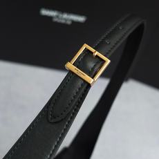 -磨砂黑色下包Le5A7 Bag 强推▪️今年的宝藏包包之一!极简外形+金属logo 扣开合设计 可调节肩带 简洁唯美且 -磨砂黑色下包Le5A7 Bag 强推▪️今年的宝藏包包之一!极简外形+金属logo 扣开合设计 可调节肩带 简洁唯美且