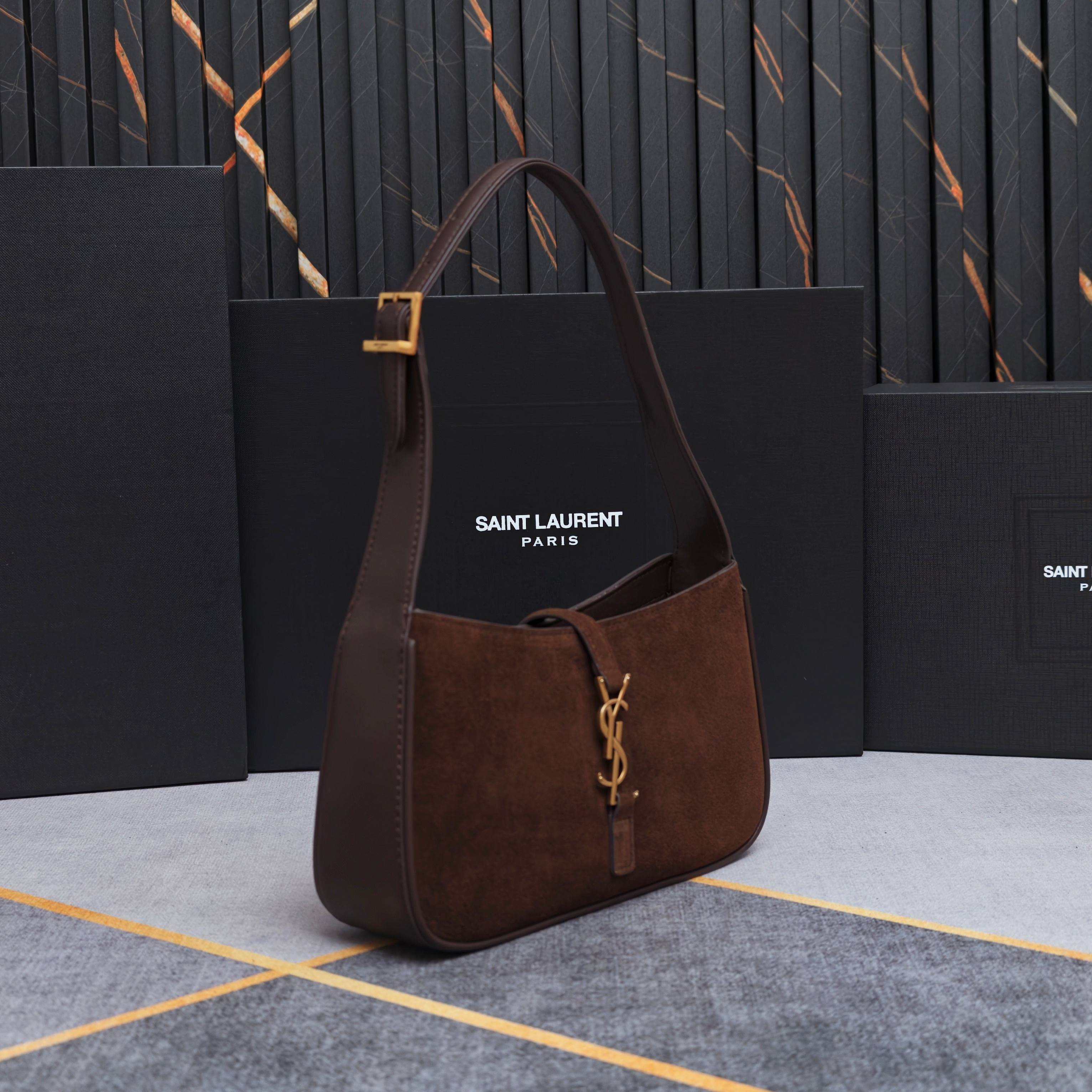 -磨砂咖啡腋下包Le5A7 Bag 强推▪️今年的宝藏包包之一!极简外形+金属logo 扣开合设计 可调节肩带 简洁唯美 -磨砂咖啡腋下包Le5A7 Bag 强推▪️今年的宝藏包包之一!极简外形+金属logo 扣开合设计 可调节肩带 简洁唯美