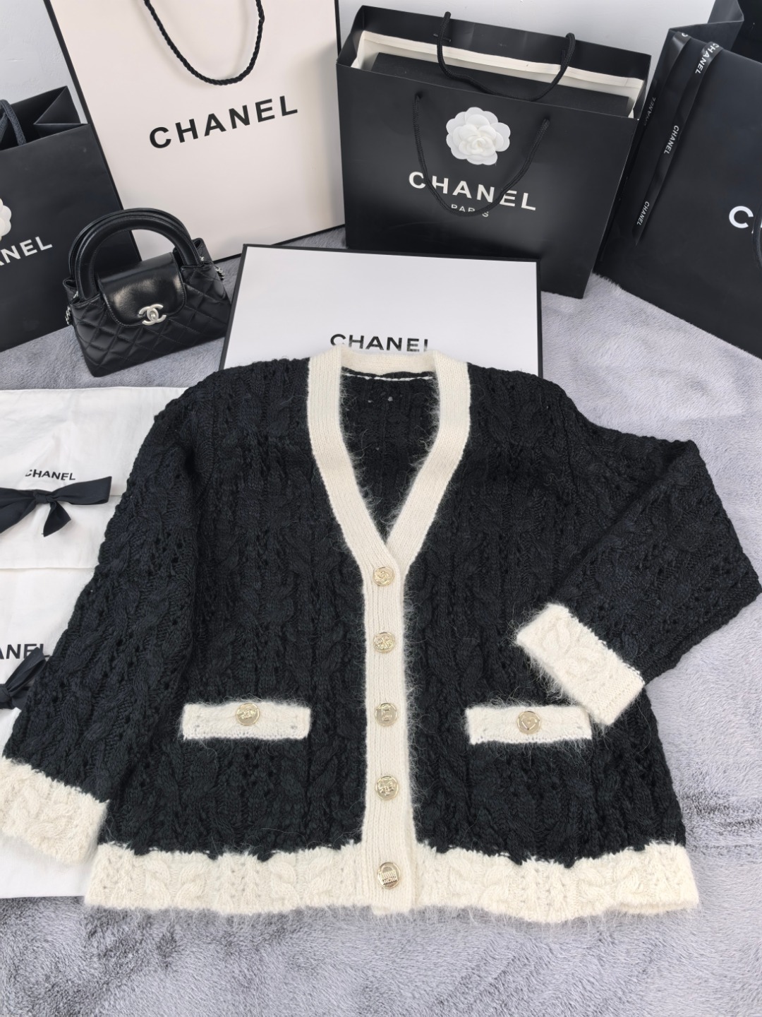 NO:475118,Xiaoxiang contrasting edge V-neck cardigan YB1:1 three-code spot, alexander wang19860909小香撞色边V领开衫 YB1:1 三码现货,,alexander wang,Women's clothing